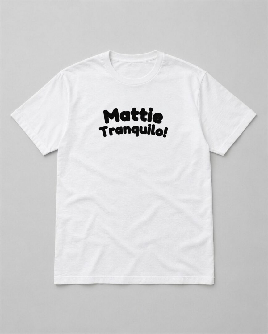 Wit straattaal T-shirt Mattie Tranquilo! met zwarte tekst