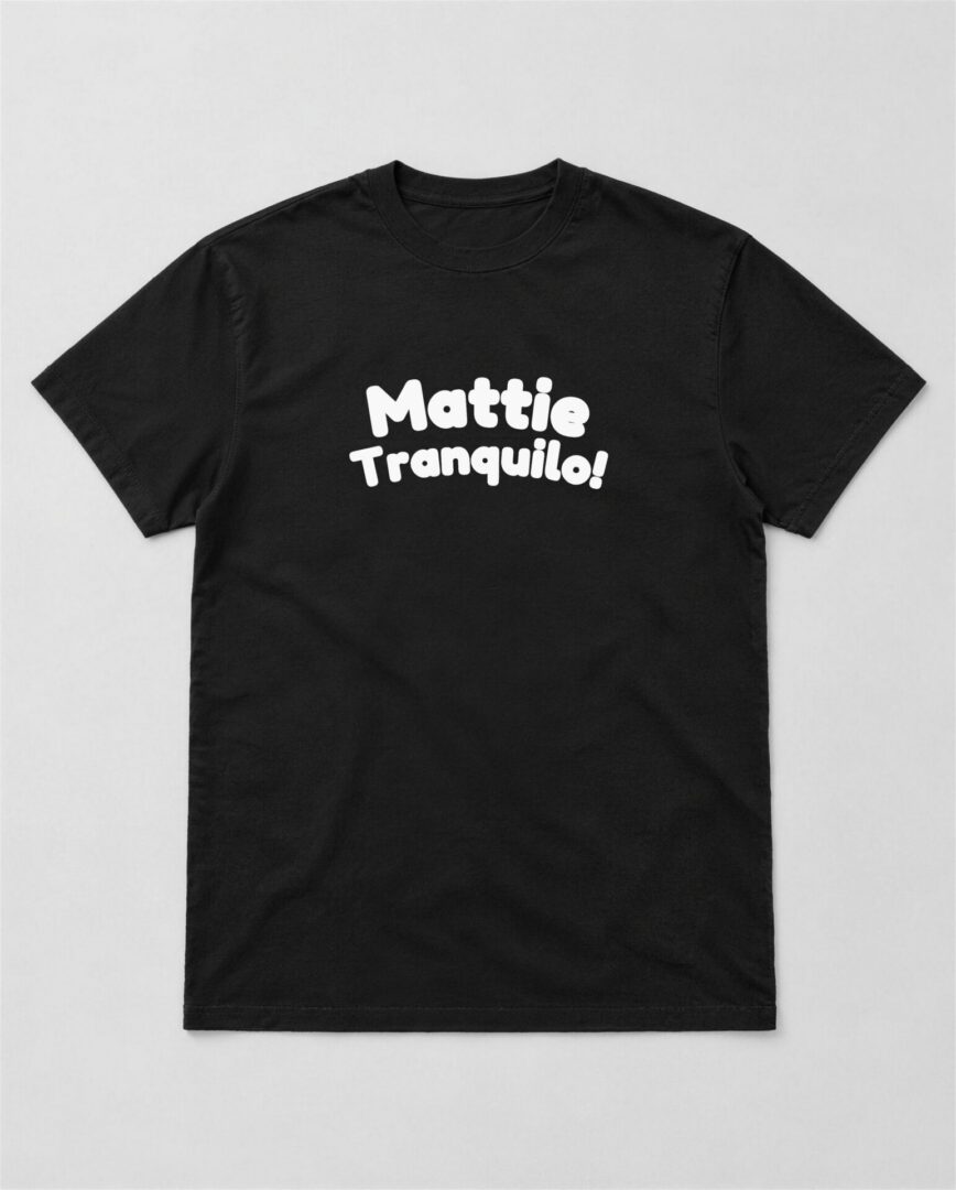 Zwart straattaal T-shirt Mattie Tranquilo! met witte tekst