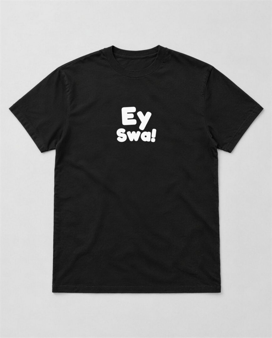 Zwart straattaal T-shirt Ey Swa! met witte tekst