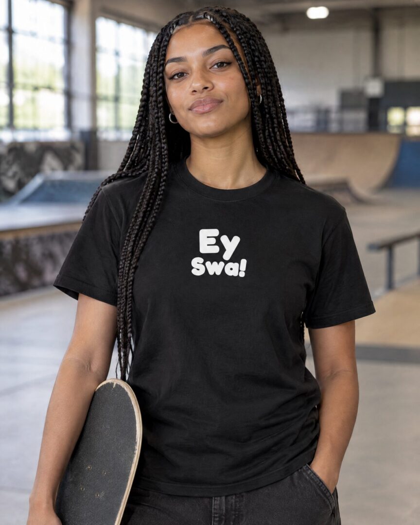 Model draagt het zwarte straattaal T-shirt Ey Swa!
