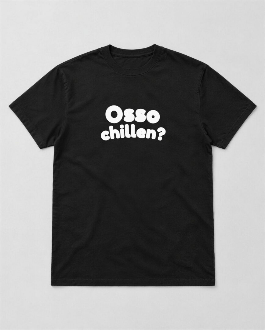 Zwart straattaal T-shirt Osso chillen? met witte tekst
