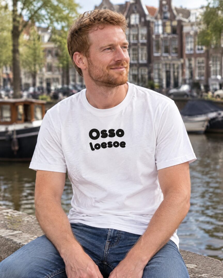 Model draagt het wite straattaal T-shirt Osso loesoe