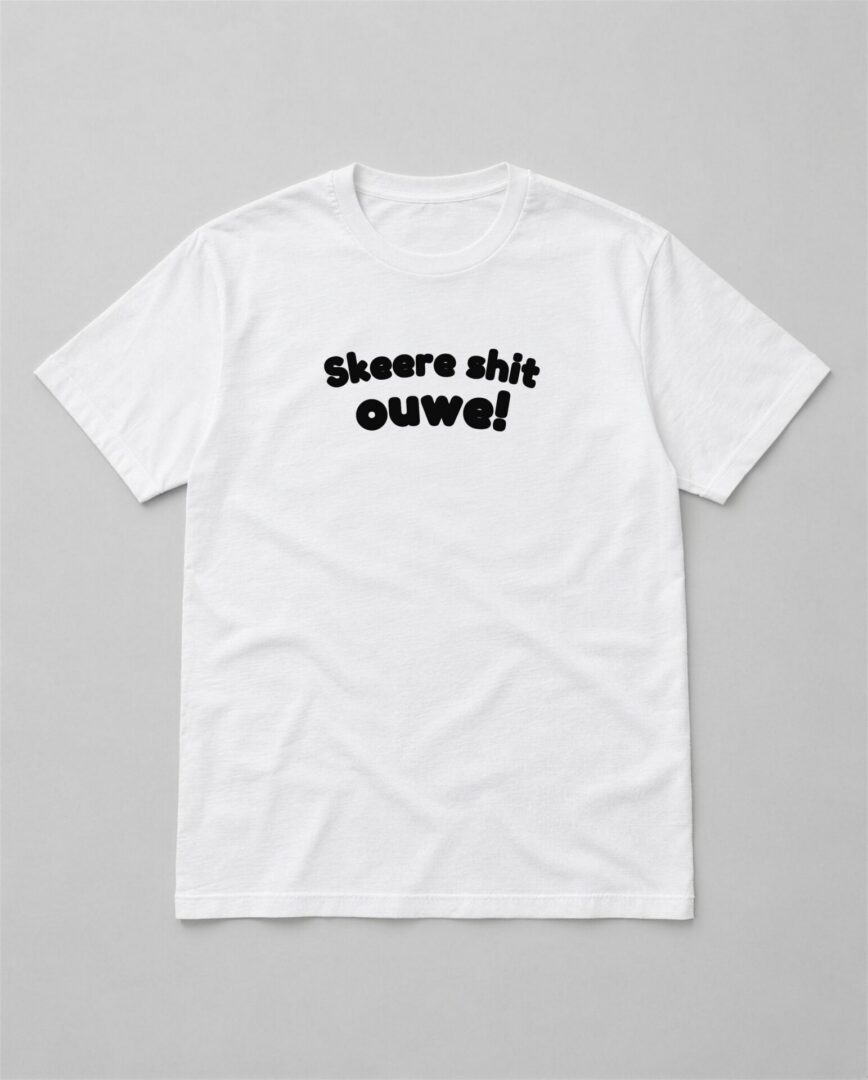 Wit straattaal T-shirt Skeere shit ouwe! met zwarte tekst