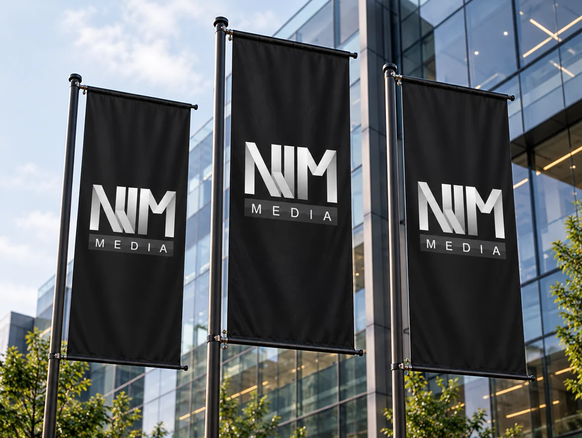 Zwarte baniervlaggen met NJM Media-logo voor een kantoorgebouw