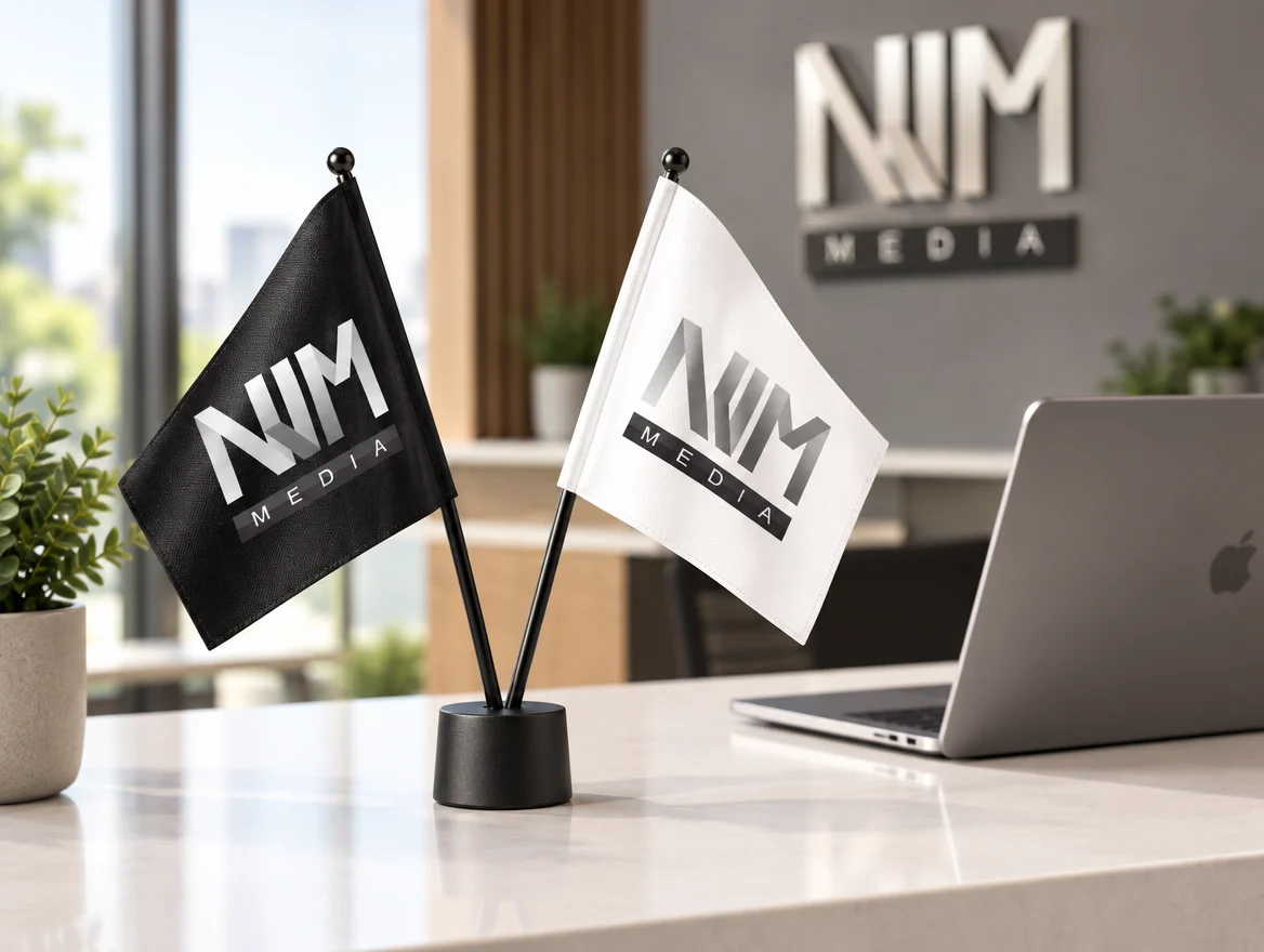 Zwarte en witte mini beachflags met NJM Media-logo op een balie