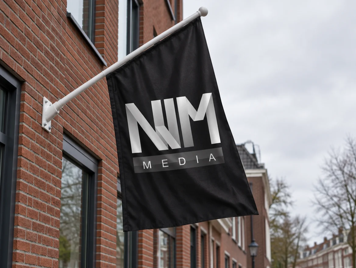 Toepassingsvoorbeeld: zwarte gevelvlag aan een gevelstok, met logo van NJM Media