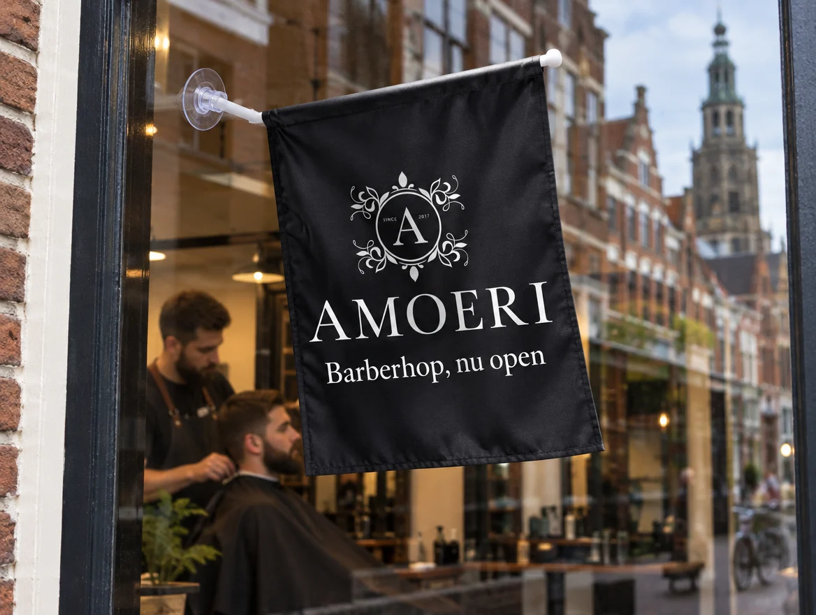 Toepassingsvoorbeeld: raamvlag in de etalage van een barbershop, met logo van AMOERI