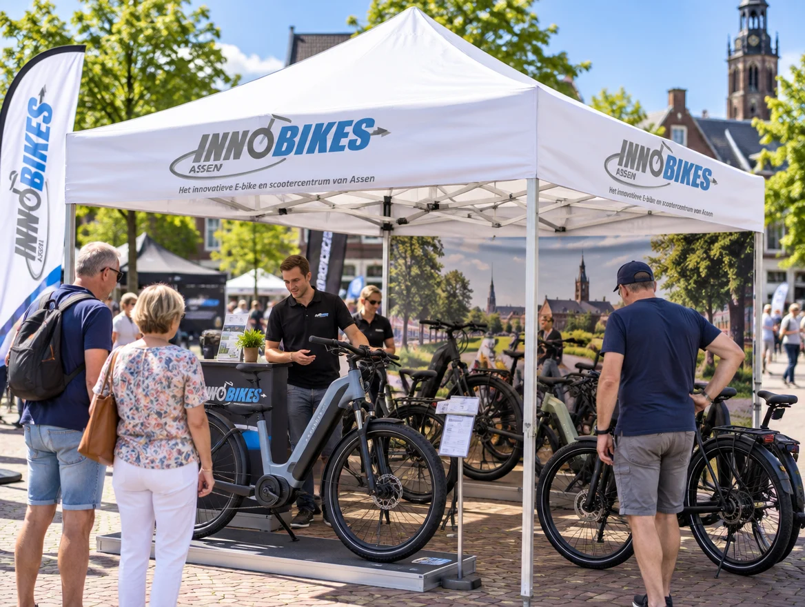 Partytent met bedrukte dakrand op een evenement, ontwerp voor Innobikes Assen