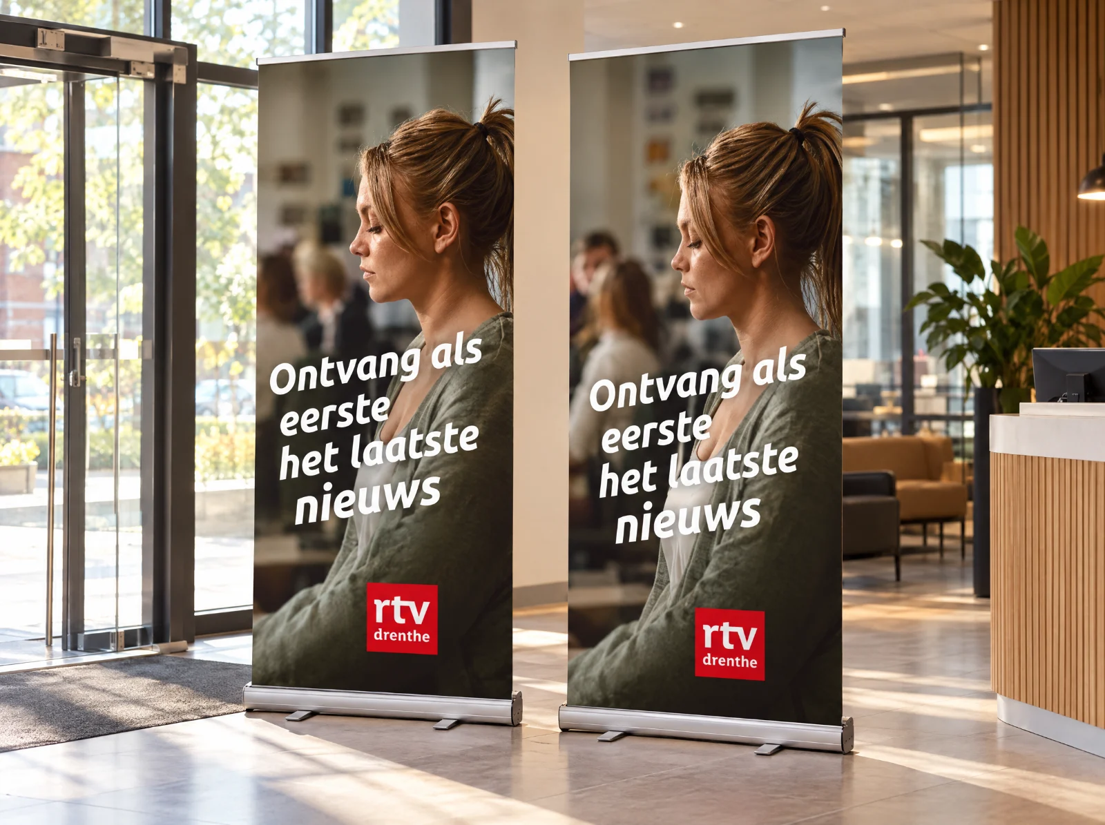 Toepassingsvoorbeeld: twee roll-up banners bij een entree, met logo van RTV Drenthe